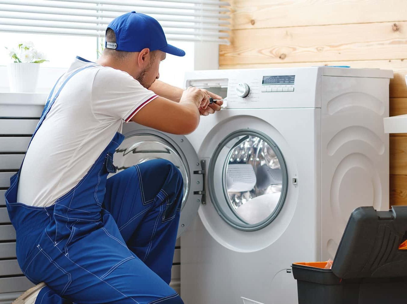 Técnico reparando electrodoméstico Edesa en Cuéllar